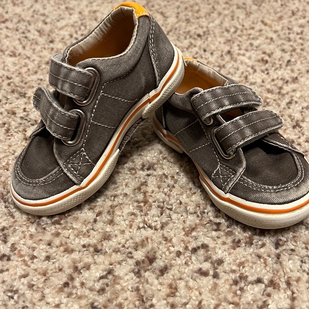 Tan Sperry tennis shoes, size 5.5W baby.
